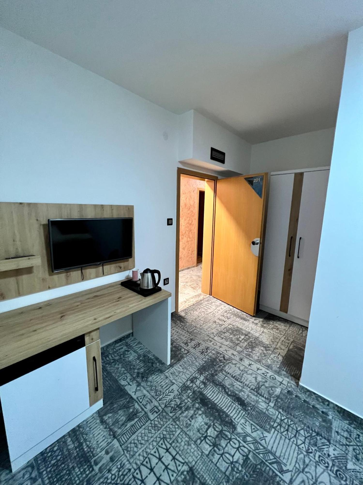 Hotel Brkic Sarajevo Airport - Free Parking Bagian luar foto