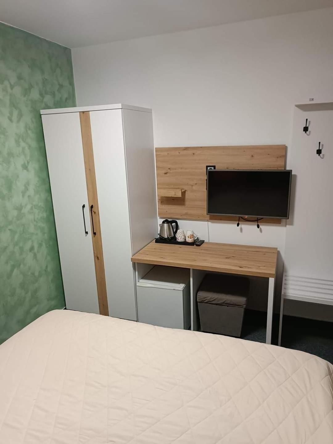 Hotel Brkic Sarajevo Airport - Free Parking Bagian luar foto