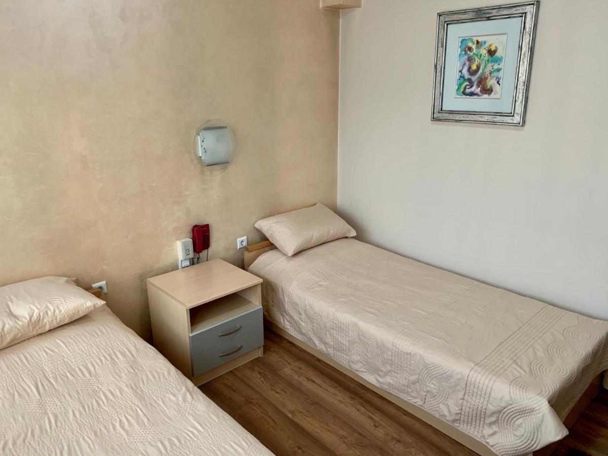 Hotel Brkic Sarajevo Airport - Free Parking Bagian luar foto